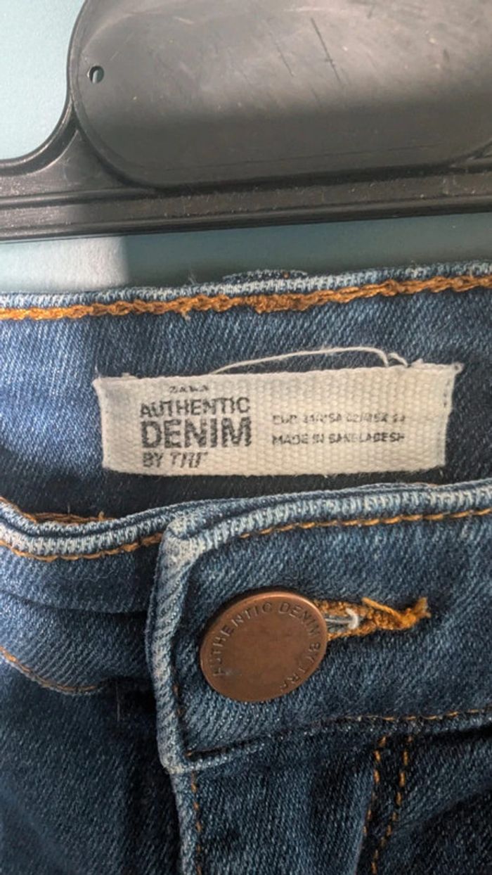 Jean bleu foncé délavé Authentic denim by TRF (Zara), Taille 34, Détails déchirures - photo numéro 2