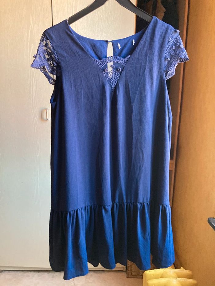 Superbe robe midi bleu marine avec dentelle et guipure , doublée, tissu crêpe