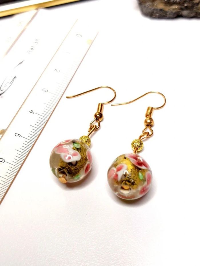 Magnifique paire de boucles d'oreilles pendantes en verre perles - photo numéro 4