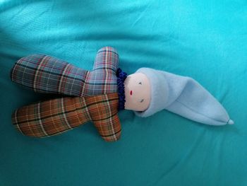 Peluche en forme de poupon