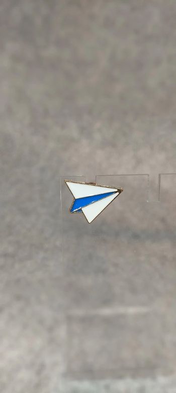 🍄 pin's avion en papier