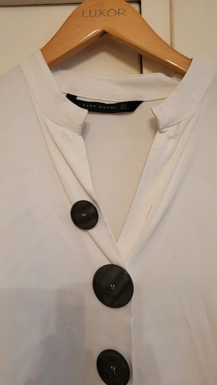 Blouse blanches boutons noirs - photo numéro 2