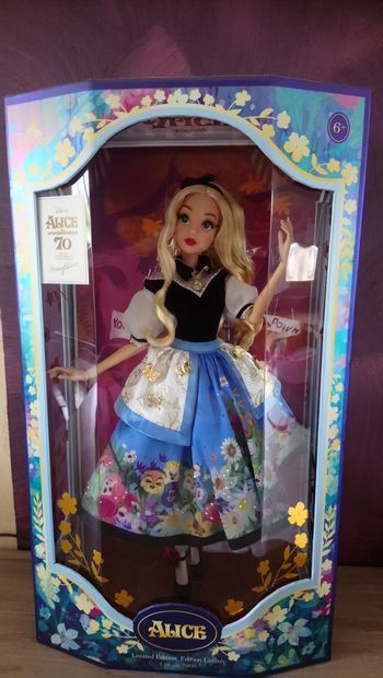 Poupée edition limitée disney Alice