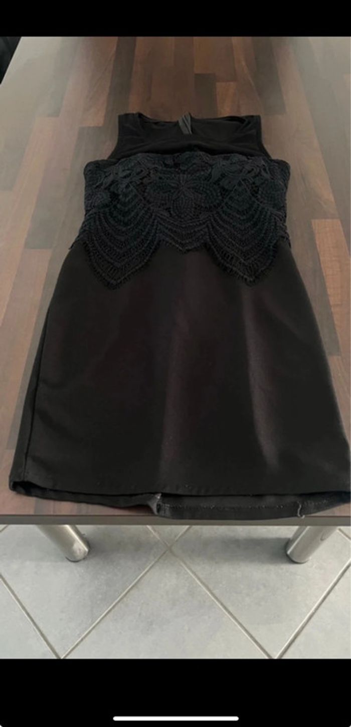 Robe de soirée / cocktail, courte dentelle en parfait état taille 38