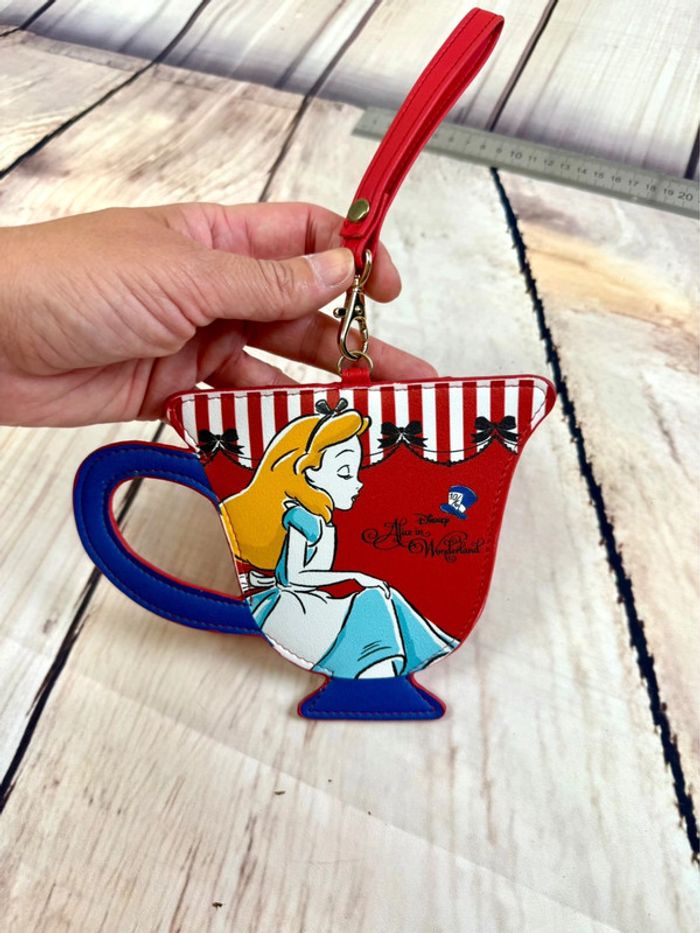 Lanière porte pass annuel Disneyland - Disney store Japon - Alice au pays des merveilles - photo numéro 3