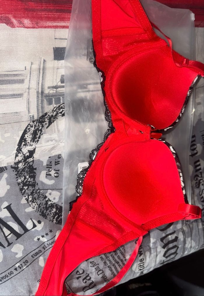 Soutiens-gorges rouge et noir dentelle neuf - photo numéro 5
