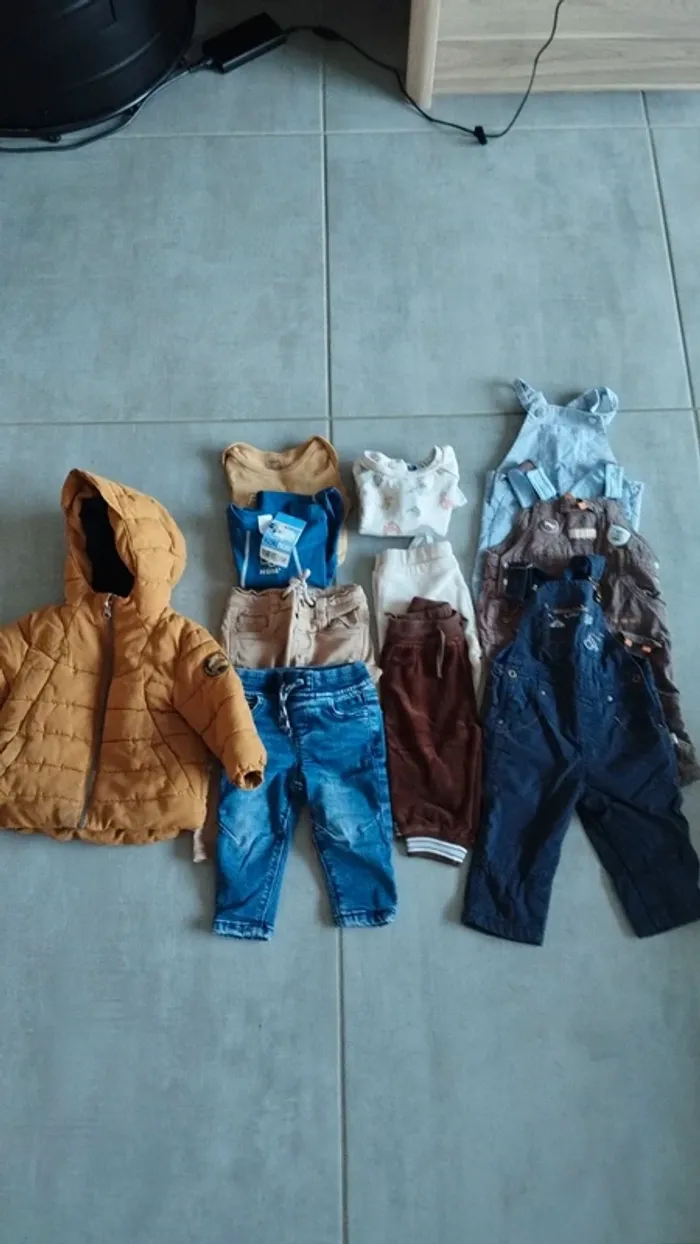 Lot de 11 vêtements garçon taille 12 mois