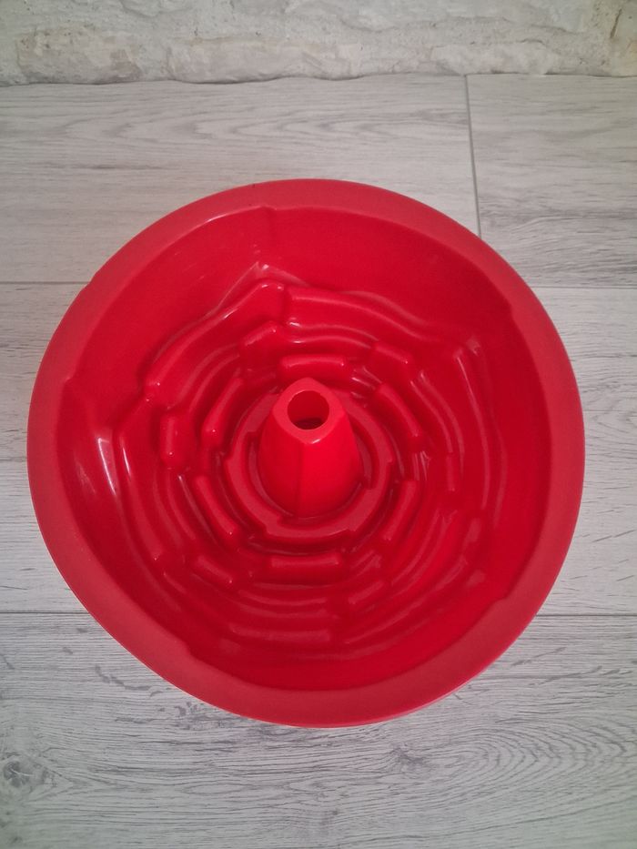 Moule en silicone rouge "Fleur" en tres bon etat - photo numéro 2