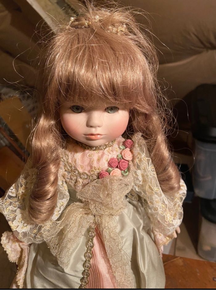 Poupée de collection en porcelaine Iseult de Mundia - photo numéro 2