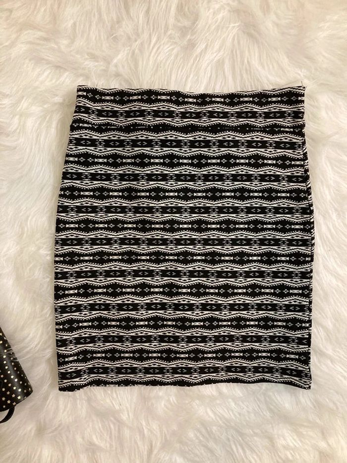 Jupe noire et blanche Stradivarius style rock – Taille M / 38 - photo numéro 3