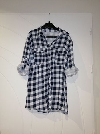 Chemise à carreaux bleue marine et blanche