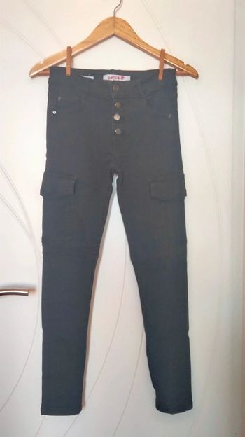 Jean noir type cargo avec des poches et des boutons