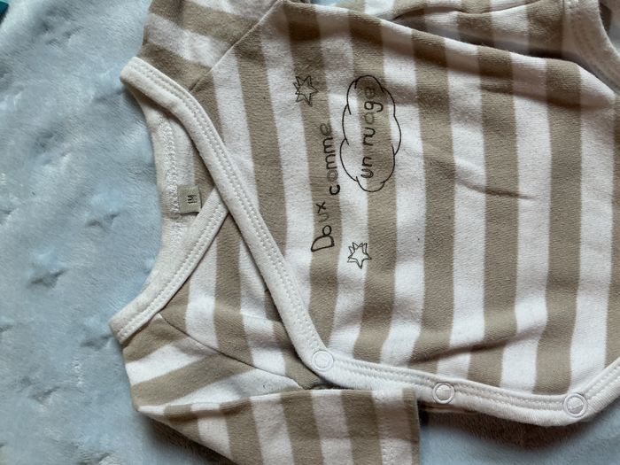 body manches longues rayé beige et blanc ouverture devant 1 mois - photo numéro 5