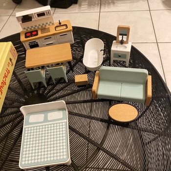 Lot meubles en bois pour poupées