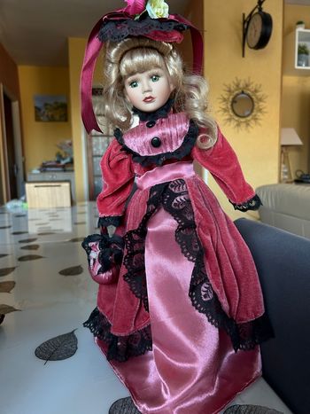 Poupée de collection ancienne en porcelaine - Robe velours & dentelle