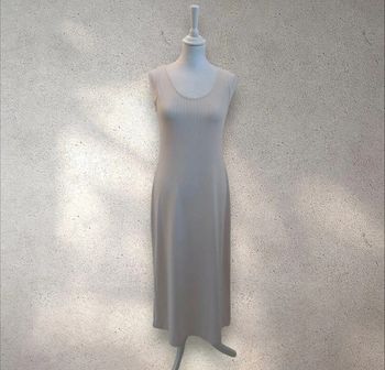 Robe longue sans manche tissu côtelé taille M