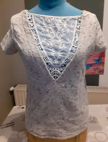 T shirt gris avec décolleté en dentelle