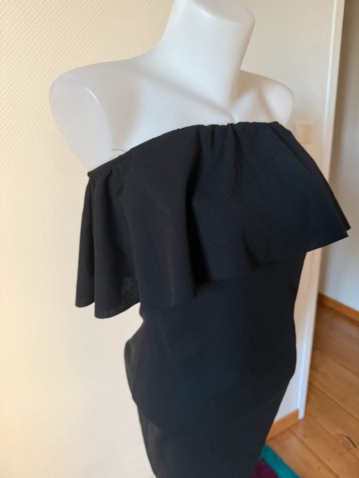 Robe noir épaule dénudé en très bon état taille S - photo numéro 2