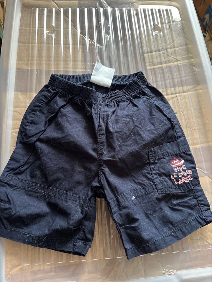 Short bleu