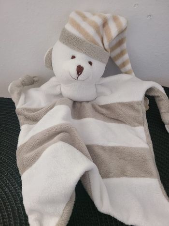 Ours CREDIT MUTUEL doudou carré plat blanc et gris