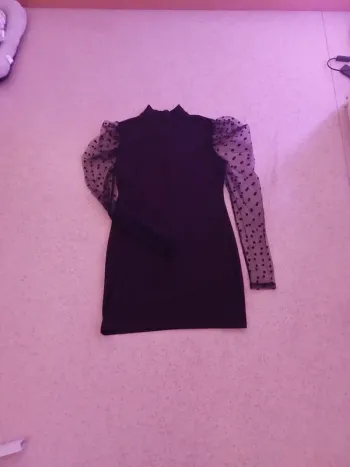 Très jolie robe noire avec manche en dentelle