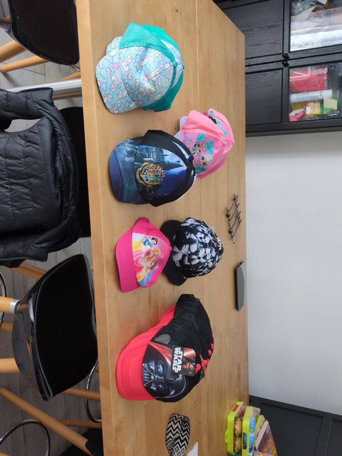 Lot de 43 casquettes enfants licence