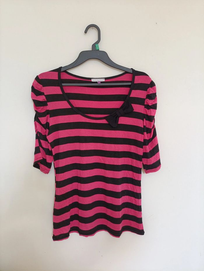 T-shirt rayé noir et rose avec nœud vintage mignon