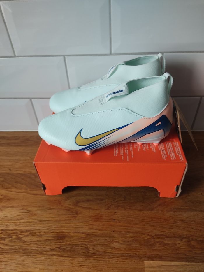 Crampons Nike T 36 - photo numéro 2