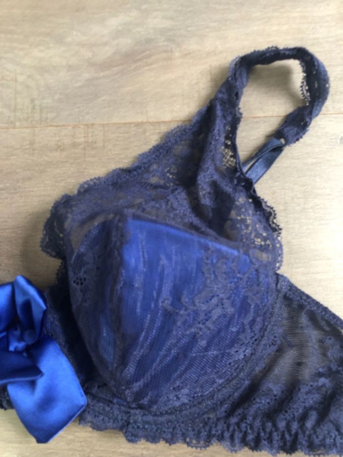 Très joli soutien gorge triangle Etam avec dentelle taille 90B bleu nuit - photo numéro 2