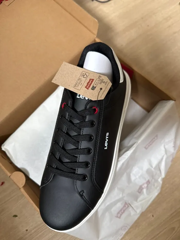 Très jolies baskets Levi’s neuves avec étiquette pointure 39 - photo numéro 3
