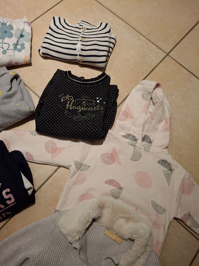 Lot 12 pull sweat fille 3 ans neuf a TB état - photo numéro 4