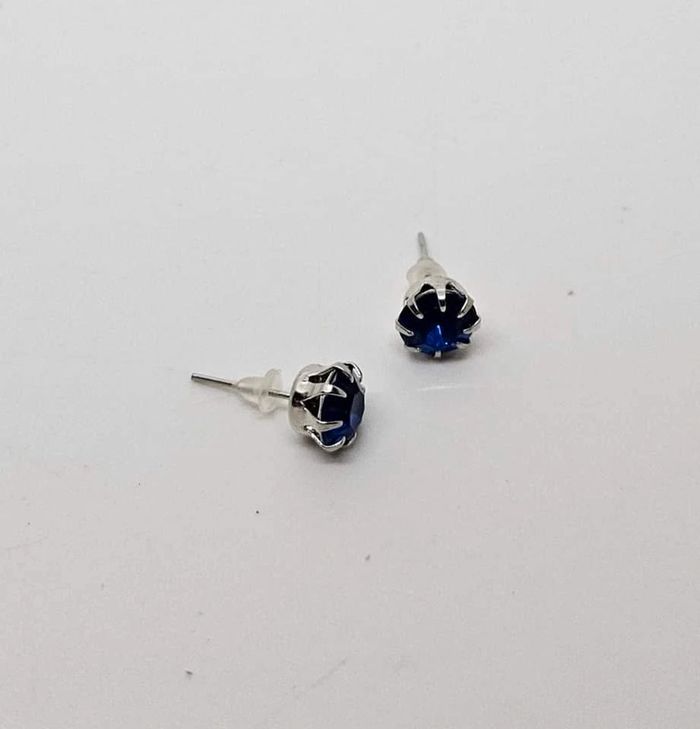 Paire de boucle d'oreille neuve bleu contour argenté