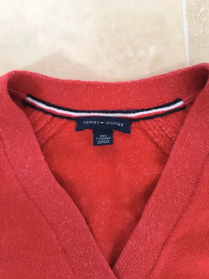 Joli pull rouge col V bouton femme Tommy Hilfiger avec logoo chic comme neuf S selon mesures - photo numéro 5