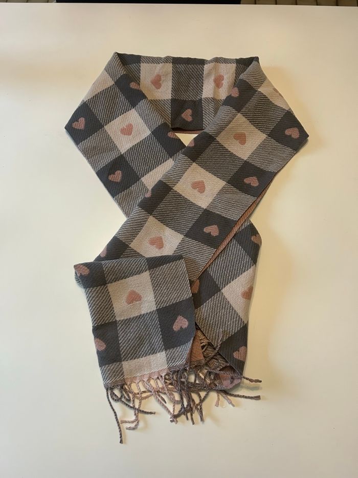 Belle écharpe pour femme couleurs rose, gris et beige motifs cœurs