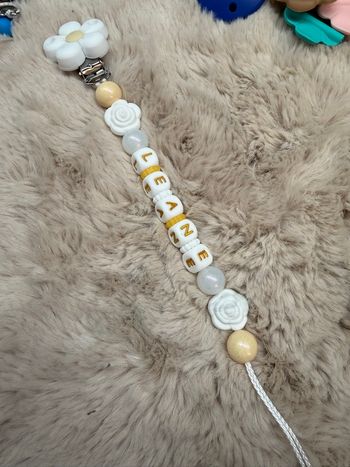 Attache tétine fleur 