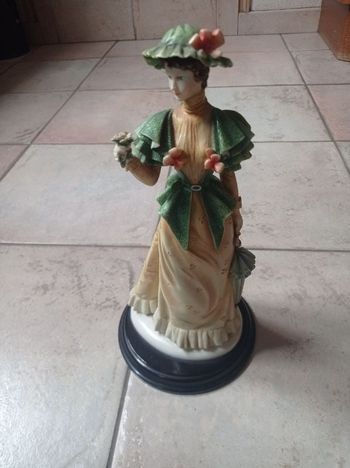 Figurine de collection en porcelaine "La femme au bouquet de fleurs" The Leonardo Collection