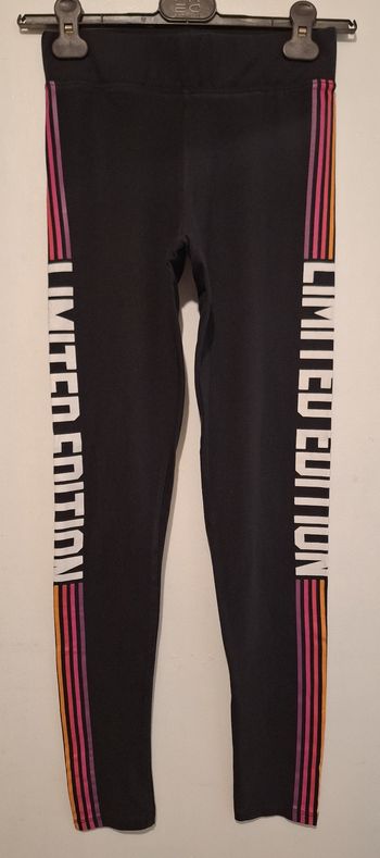 Legging noir à imprimé multicolore le long des jambes, idéal pour le soir