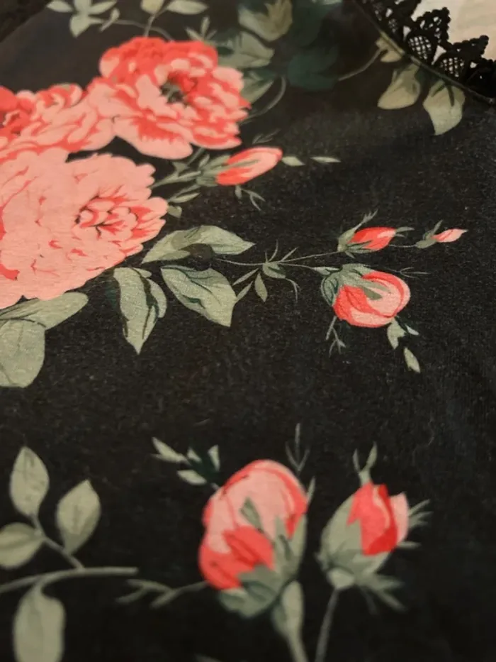 T-shirt fleuri et dentelle - photo numéro 2