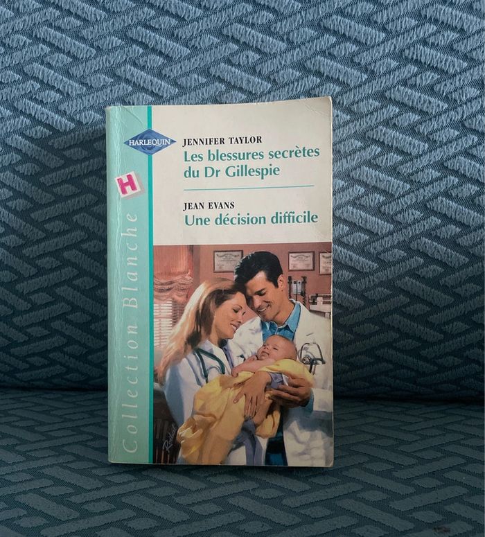 Romans. 1 livre = 2 romans. Bon état.