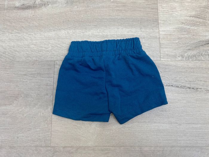 Short bleu - photo numéro 3