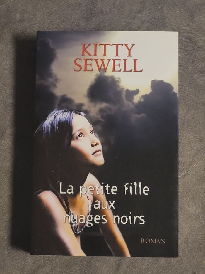 La Petite Fille Aux Nuages Noirs Kitty Sewell