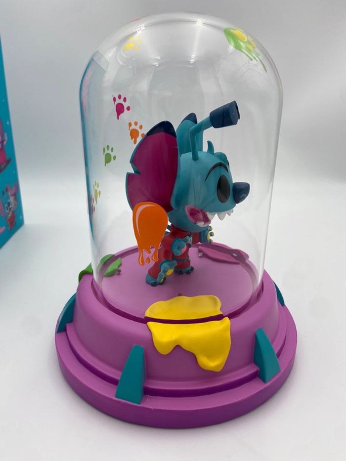 Figurine Disney Stitch Madly Mischievous par Lewis Whitman / Lumineuse / Dôme en verre - photo numéro 7