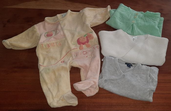 Lot brassières + pyjama 1 mois