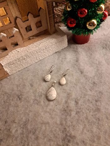 Boucles d'oreilles pendante avec pendentif assortie blanc marbré