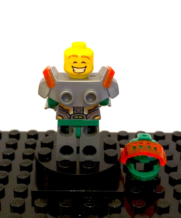 LEGO Nexo Knights - "Aaron Fox, trans-neon orange visor" - photo numéro 8