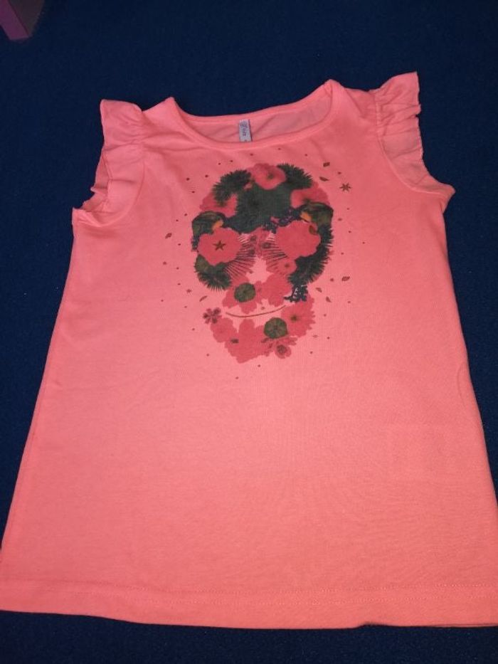 T-shirt manche courte a volant .