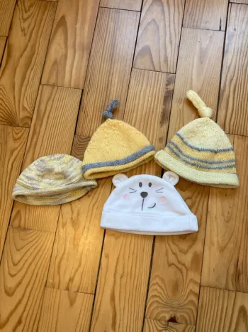 Lot de bonnets de naissances laine et coton