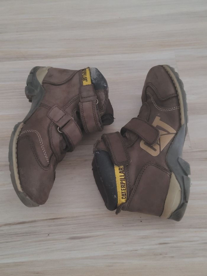 Chaussures montates, garçon taille 32, marque Caterpillar. 
Bon état.