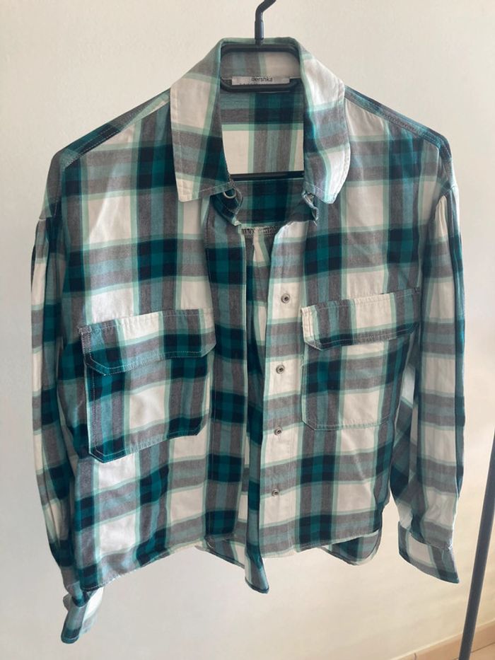 Chemise à carreaux verte Bershka