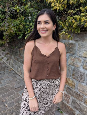 Top fluide Genève marron col en V dentelle
Taille unique